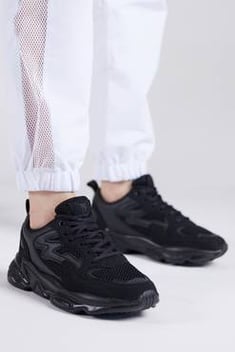 حذاء رياضة أسود للجنسين