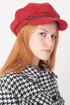 قبعة كاشيه حمراء مفصلة بسلسلة نسائية