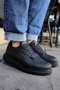 حذاء أسود برباط رجالي
