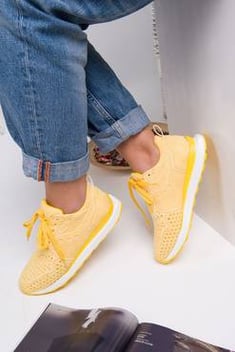 حذاء رياضة جلد سويدي أصفر نسائي