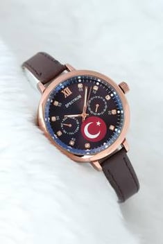 ساعة جلد بنية بتصميم علم تركيا نسائية
