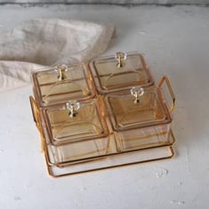 صحن زجاجي مربع بغطاء اكرليك حامل ستيل لون عسلي (طقم مكون من ٤ قطع)