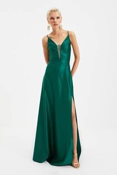 فستان سهرة أخضر زمردي مفصل برباط نسائي