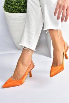 حذاء ستان برتقالي بكعب نسائي