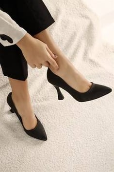 حذاء ستان أسود حاد بكعب نسائي