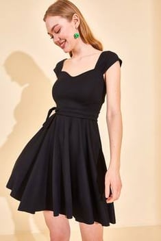 Siyah Kalp Yaka Fırfırlı Elbise 2YXK6-46344-02