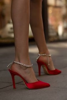 حذاء ستان أحمر بفصوص وكعب نسائي