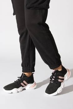 حذاء رياضة أسود بنعل سميك للجنسين