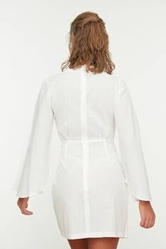فستان شاطئ بمظهر كتان أبيض مفصل برباط نسائي