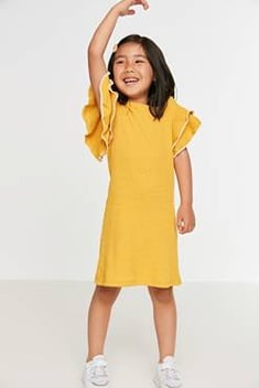فستان أصفر مفصل ومكشكش بناتي