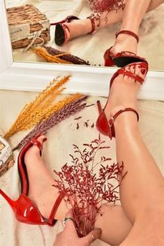 حذاء جلد لامع أحمر بكعب نسائي