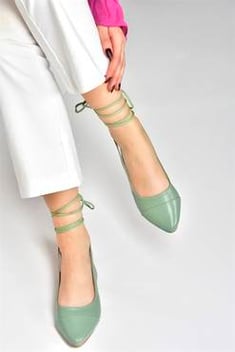 حذاء فلات أخضر برباط كاحل نسائي
