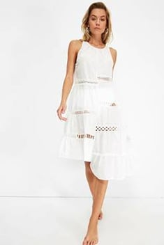 فستان شاطئ أبيض مفصل بخطوط نسائي