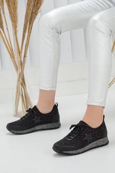 حذاء رياضة أسود بطبعة نجوم نسائي