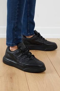 حذاء رياضة أسود للجنسين