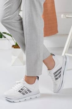 حذاء رياضة رمادي أبيض نسائي