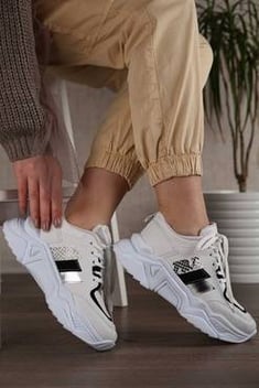 حذاء سنيكرز فضي أبيض نسائي