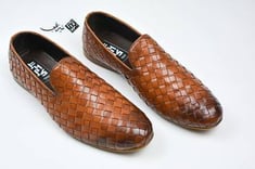 	حذاء جلدي فاخر لون بني فاتح  صناعة يدويـة