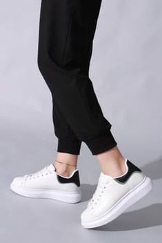 حذاء رياضة أبيض نسائي