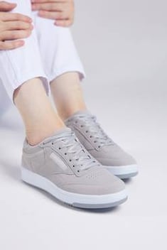 حذاء رياضة جلد سويدي رمادي للجنسين