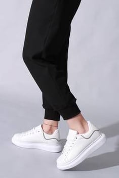 حذاء رياضة أبيض نسائي