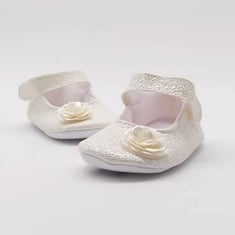 حذاء للمواليد مزيّن بوردة لامع لون بيج من بيبي باتيني 