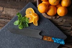 سكين يابانية ٦٧ طبقة طولها ٨ انش من الفولاذ المصنوعة يدويا، ومقبض من الخشب و الابوكسي الازرق 