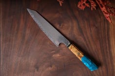سكين ٦٧ طبقة طولها 5 انش من الفولاذ الدمشقي المصنوعة يدويا، ومقبض من الخشب و الابوكسي الازرق