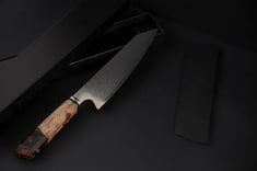 سكين يابانية ٦٧ طبقة طولها ٨ انش من الفولاذ الدمشقي المصنوعة يدويا، ومقبض من الخشب و الابوكسي البني