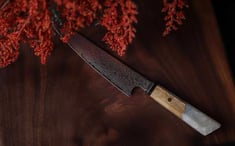 سكين كيريتسوكي ٦٧ طبقة طولها 5 انش من الفولاذ الدمشقي المصنوعة يدويا، ومقبض من الخشب و الابوكسي الابيض