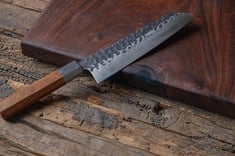 سكين مطروقة  كيريتسوكي طولها ٨ انش من الفولاذ الدمشقي 
