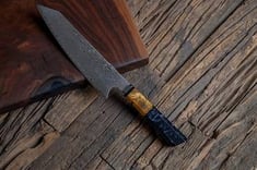 سكين يابانية ٦٧ طبقة طولها ٨ انش من الفولاذ الدمشقي المصنوعة يدويا، ومقبض من الخشب و الابوكسي الاسود