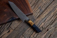سكين  كيريتسوكي ٦٧ طبقة طولها ٨ انش من الفولاذ الدمشقي المصنوعة يدويا، ومقبض من الخشب و الابوكسي الاسود