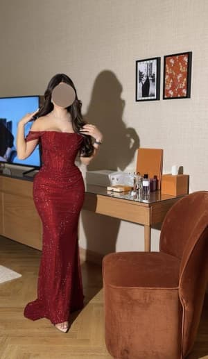 فستان سهرة فاخر باللون الأحمر اللامع
