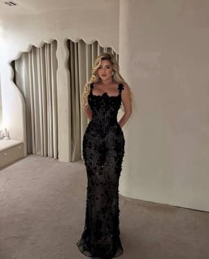 فستان السهرة الأسود الفاخر بتصميم الكورسيه وتطريز الورود ثلاثي الأبعاد