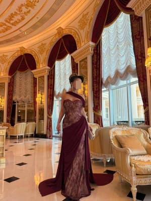 فستان سهرة فاخر بلون خمري بتصميم كورسيه ودانتيل شفاف مع ذيل طويل