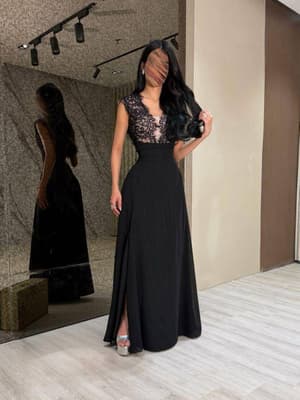 فستان سهرة فاخر باللون الأسود بتصميم دانتيل أنثوي