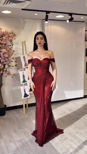 فستان سهرة أحمر فاخر بتصميم كورسيه ولمسة درابيه لامعة