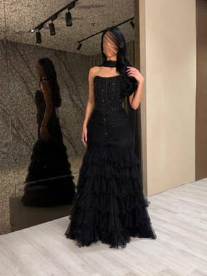 فستان سهرة فاخر باللون الأسود بتصميم كورسيه وطبقات تول