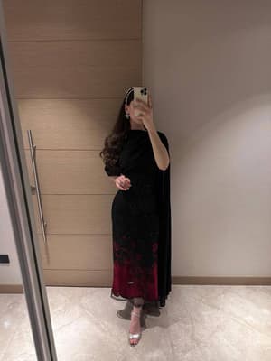 فستان الليل القرمزي المطرّز