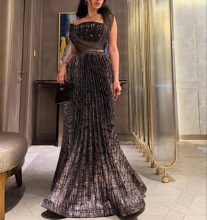 فستان سهرة فاخر بتفاصيل ذهبية ولمعة فاخرة – تصميم ملكي أنيق