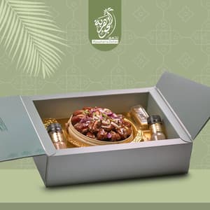 علبة القيصرية (تمر خلاص كهرمان محشي بالكاجو مع تغمسية الهيل والقهوة)