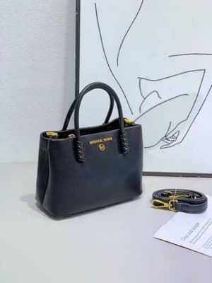 شنطة نسائية ماركة مايكل كورس