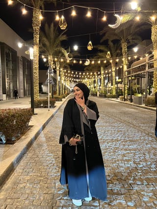 عبايات سوداء