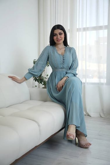 فستان ميدي كسرات بأكمام طويلة من الشيفون