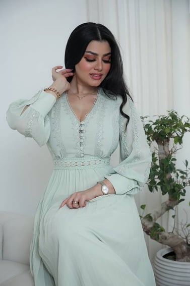 فستان ميدي كسرات بأكمام طويلة من الشيفون
