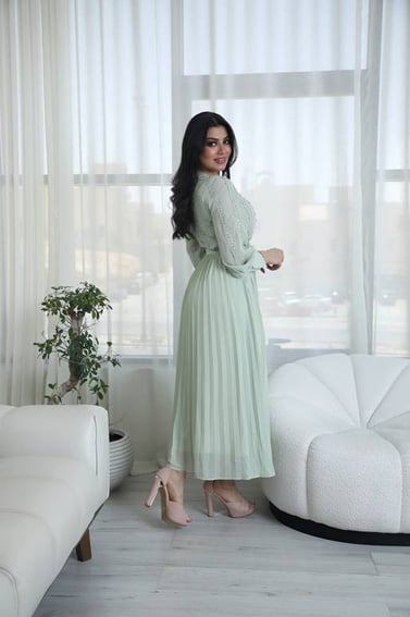فستان ميدي كسرات بأكمام طويلة من الشيفون