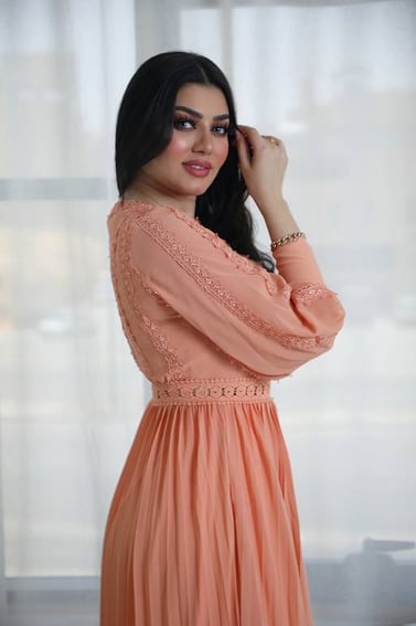 فستان ميدي كسرات بأكمام طويلة من الشيفون