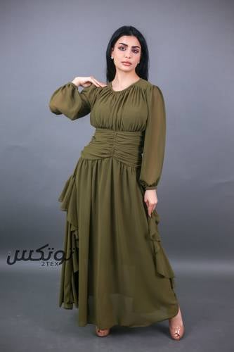 فستان طويل مزين بكشكش