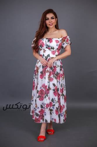 فستان مورد بأكتاف مكشوفة
